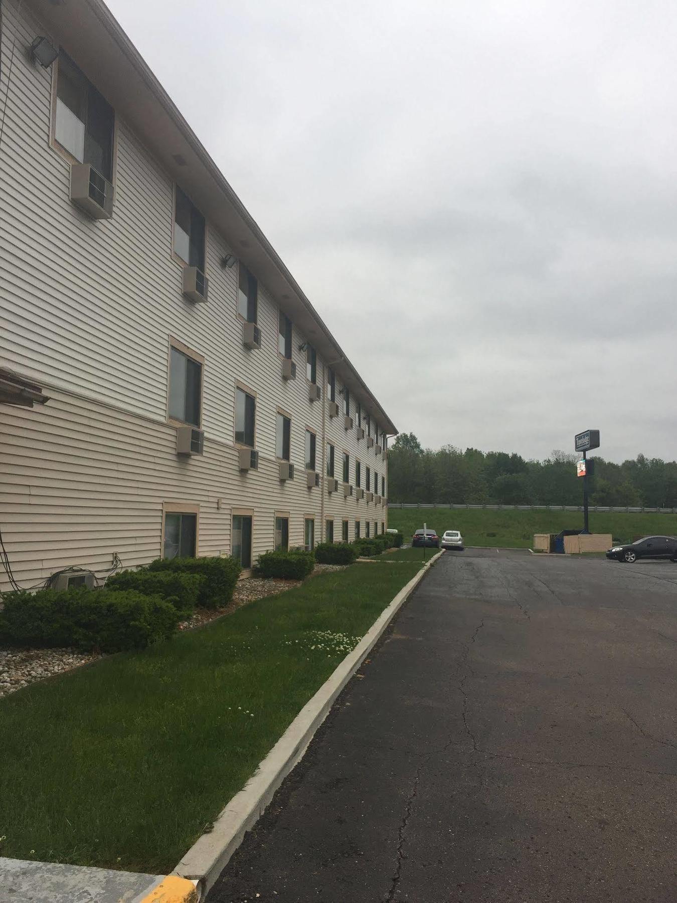 Travelodge By Wyndham Battle Creek Exterior photo